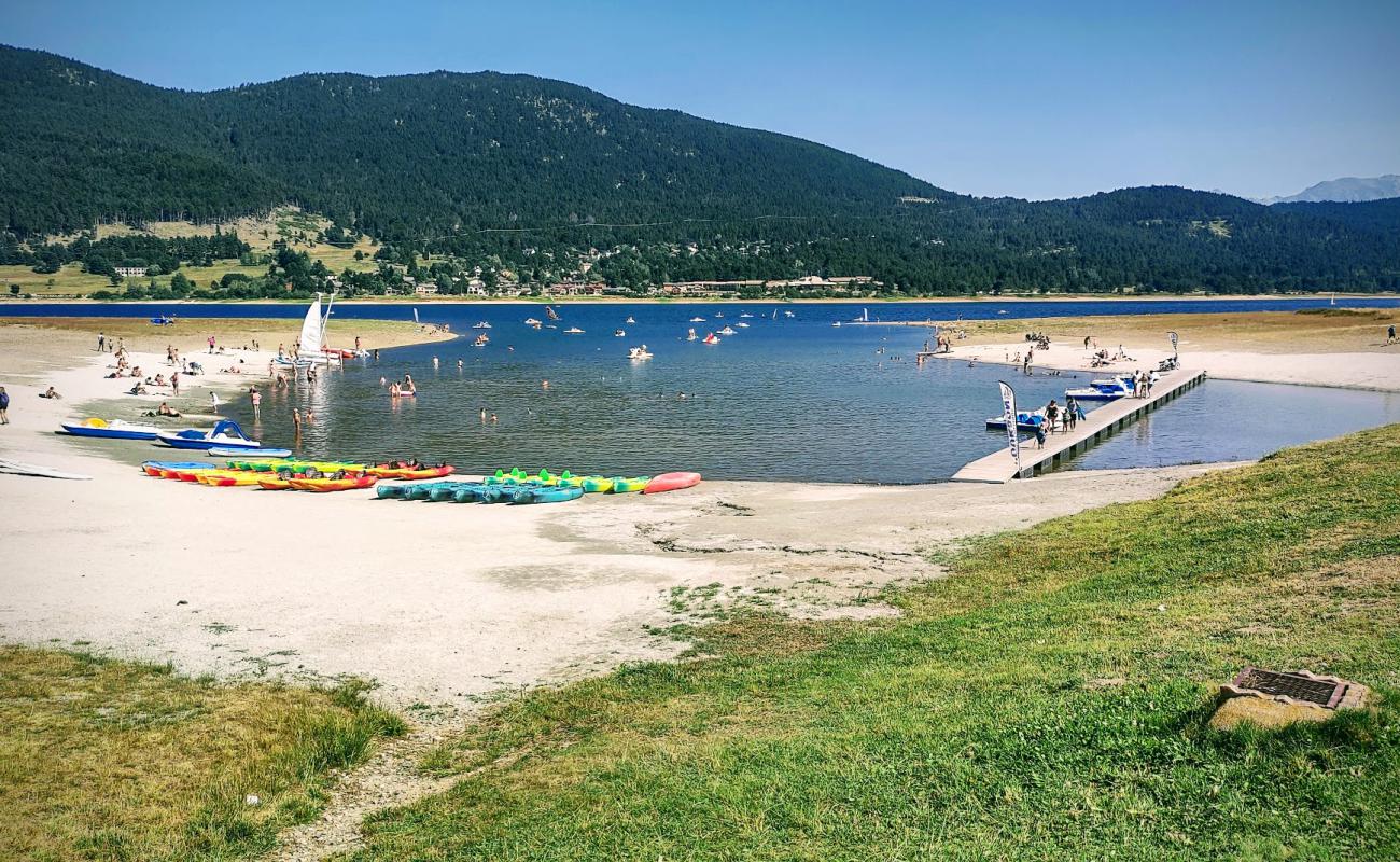 Foto de Plage de Matemale con arena gris y piedras superficie