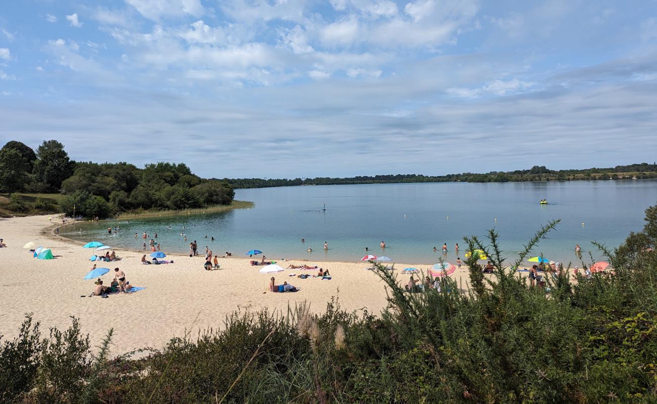 Foto de Plage Arjuzanx con arena brillante superficie