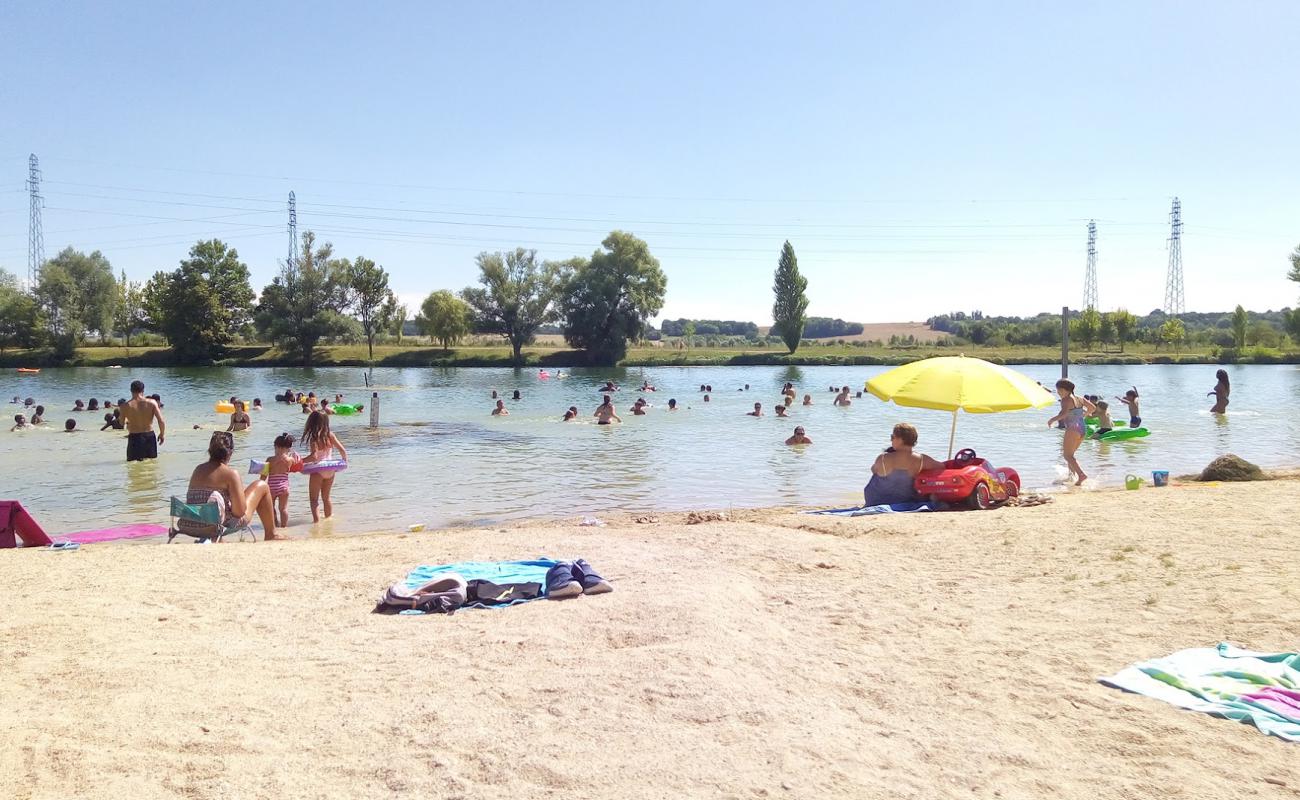 Foto de Plage Varennes-sur-Seine con arena brillante superficie