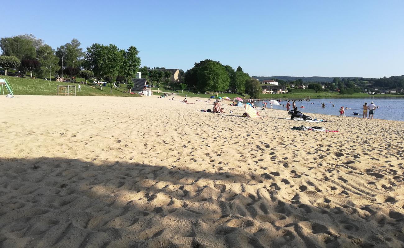 Foto de Plage du Lac de Chateauneuf la Foret con arena brillante superficie