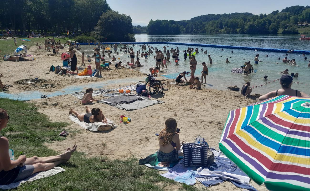 Foto de Plage du Lac de Montrejeau con arena brillante superficie