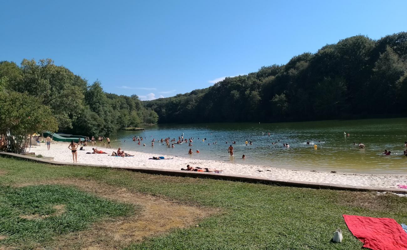 Foto de Plage du Lac d'Aignan con arena brillante superficie