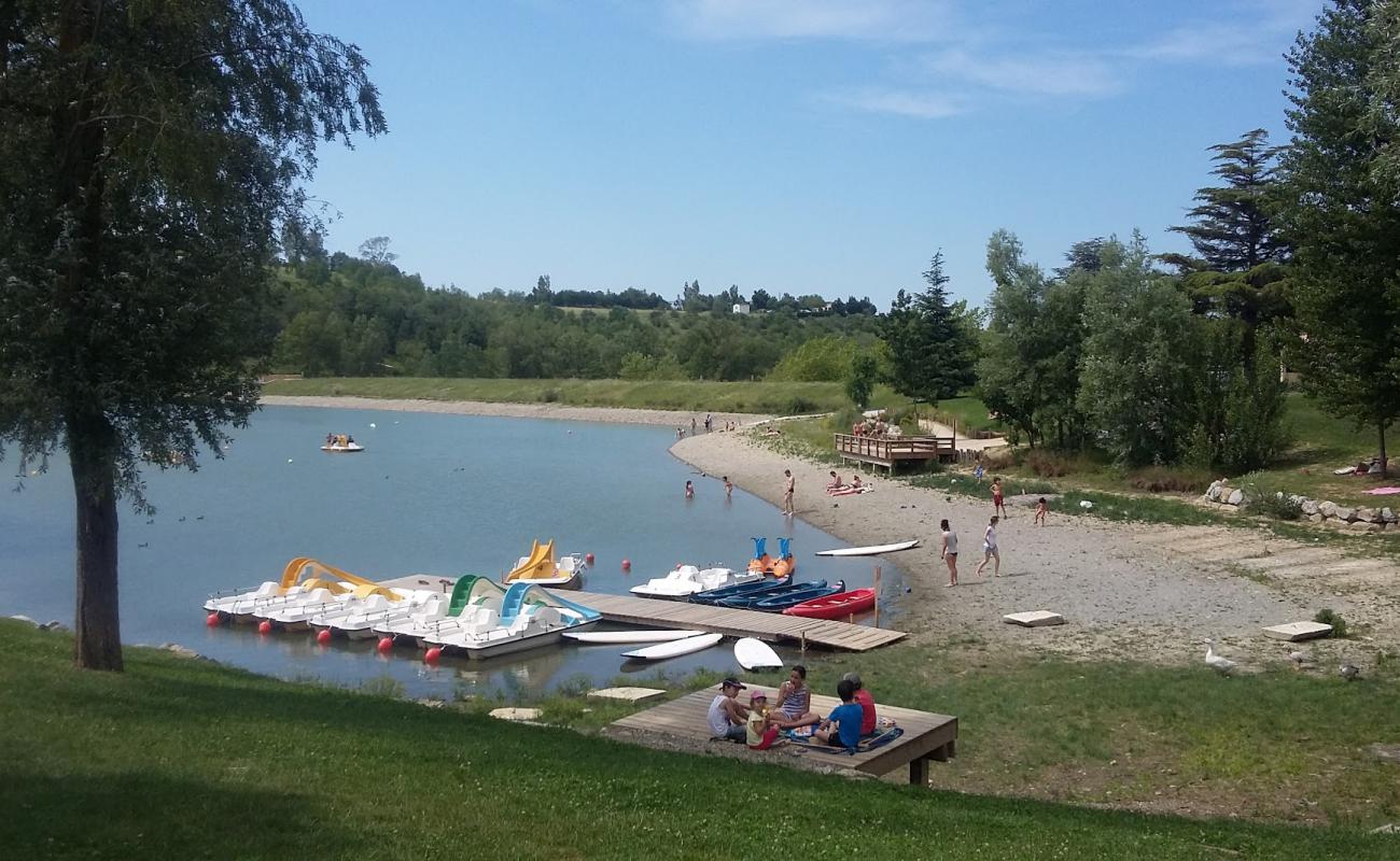 Foto de Lac de la Thesauque Beach con #131 superficie