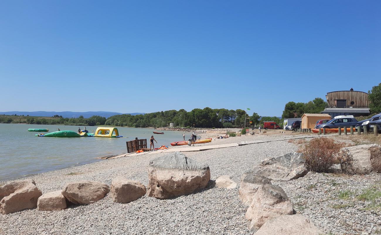 Foto de Plage du Lac de Jouarres con guijarro fino gris superficie