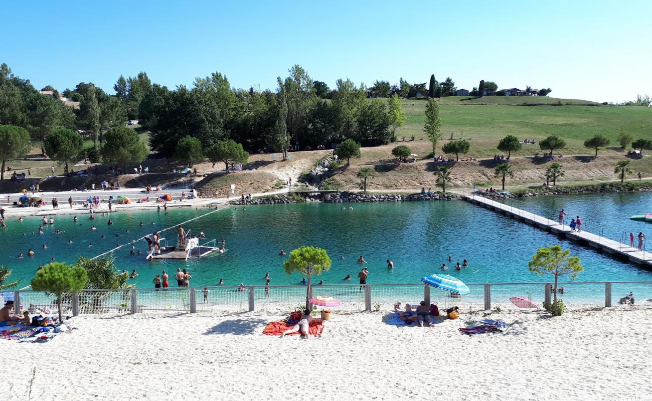 Foto de Piscine a Monclar de Quercy con arena brillante superficie