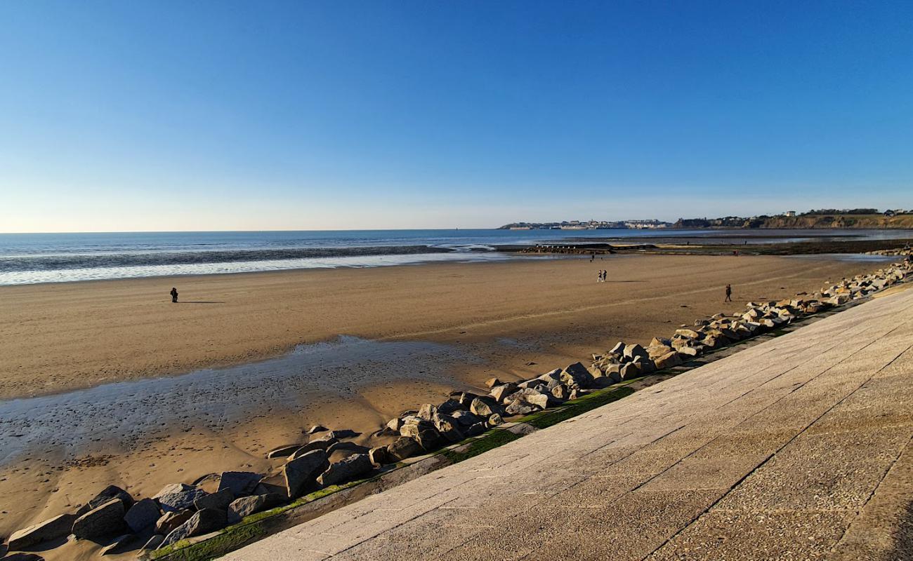 Foto de Plage De Saint Pair Sur Mer con arena brillante superficie