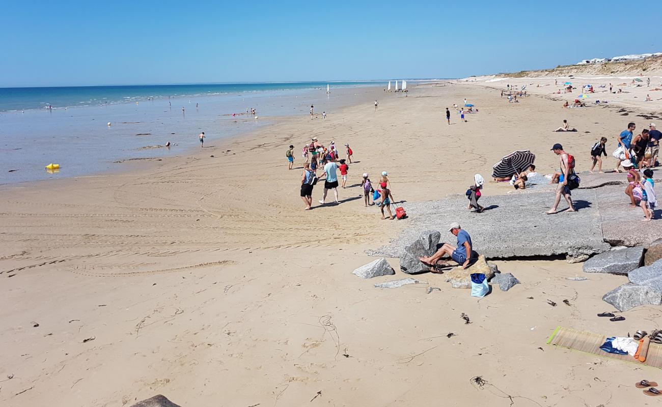 Foto de Plage Gouville-sur-Mer con arena brillante superficie