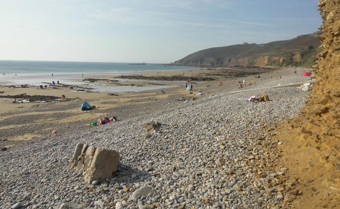 Foto de Plage d'Ecalgrain con arena gris y guijarros superficie