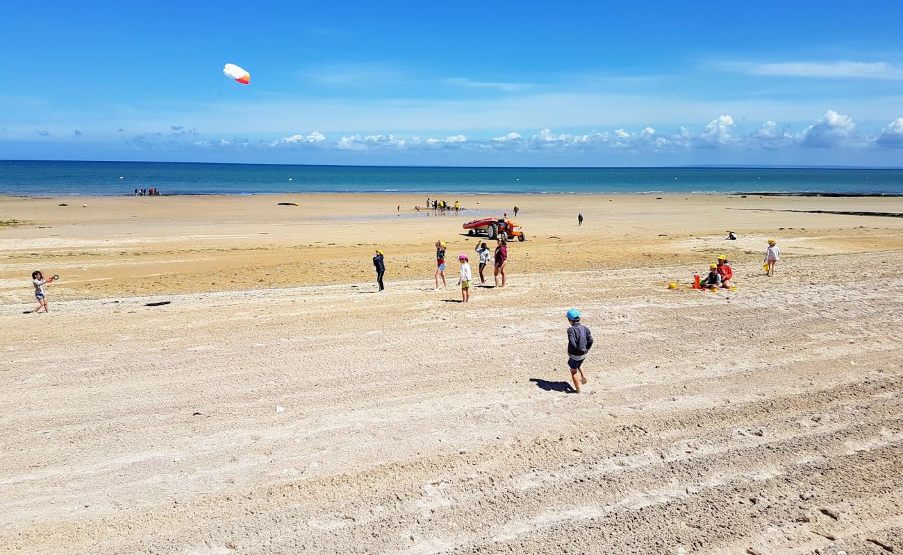 Foto de Plage de Luc sur Mer con arena brillante superficie