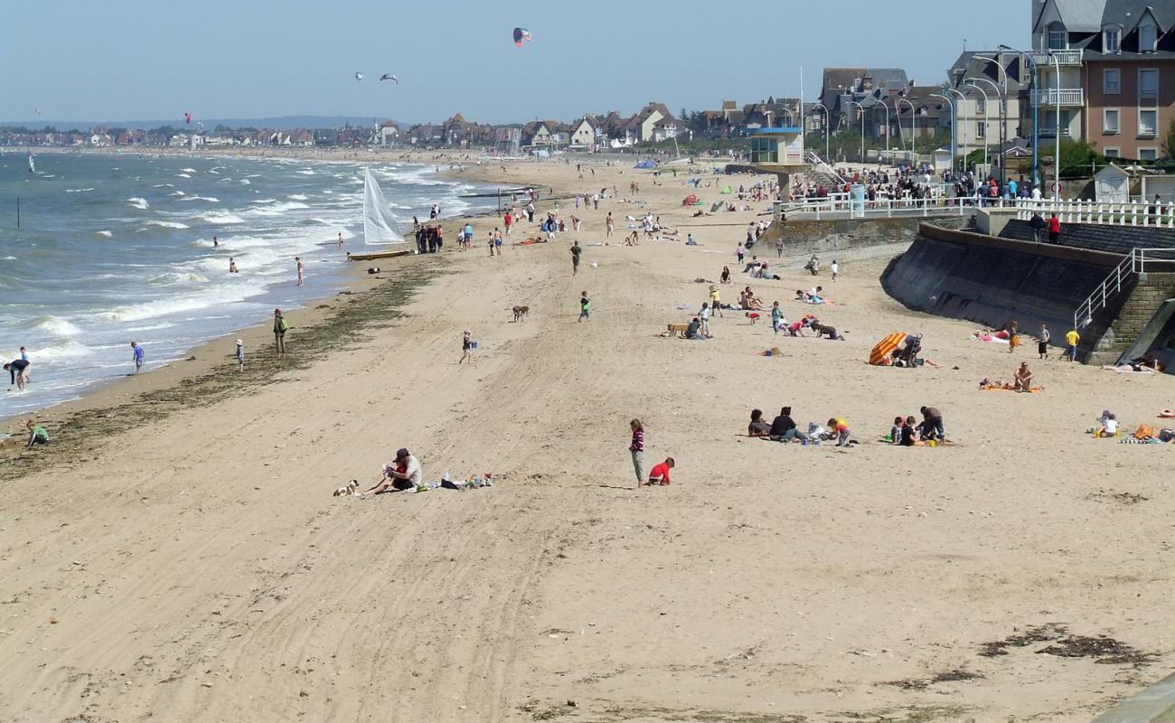 Foto de Plage de Lion-sur-Mer con arena brillante superficie