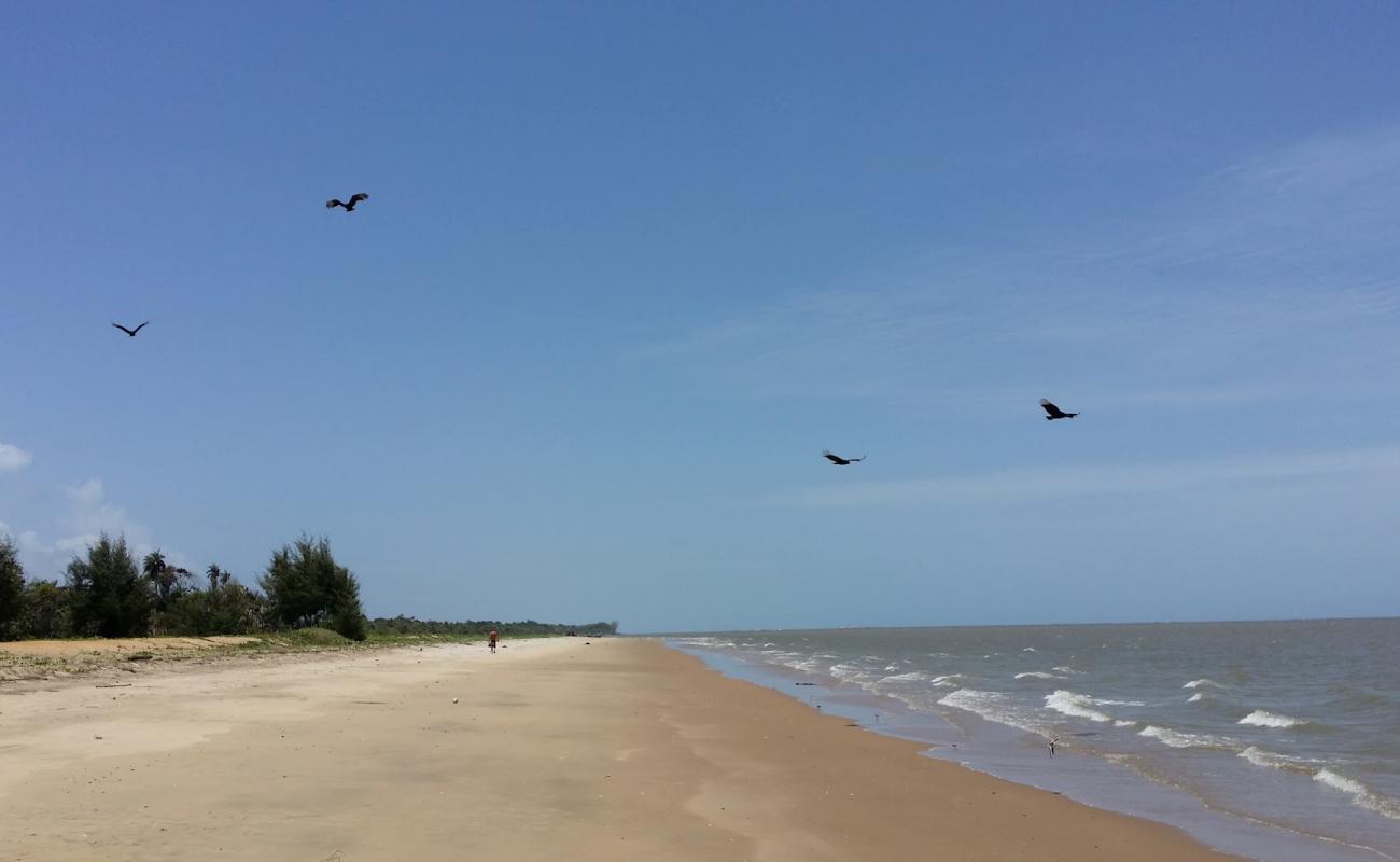 Foto de Plage De Kourou con arena oscura superficie