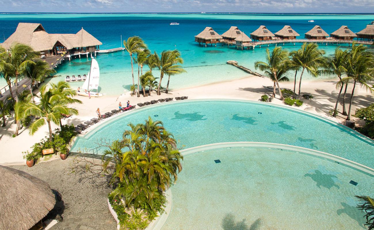 Foto de Playa Conrad Bora Bora con arena fina blanca superficie