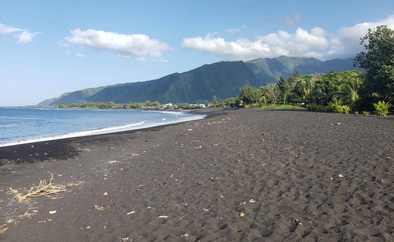 Foto de Taharuu Beach con arena negra superficie