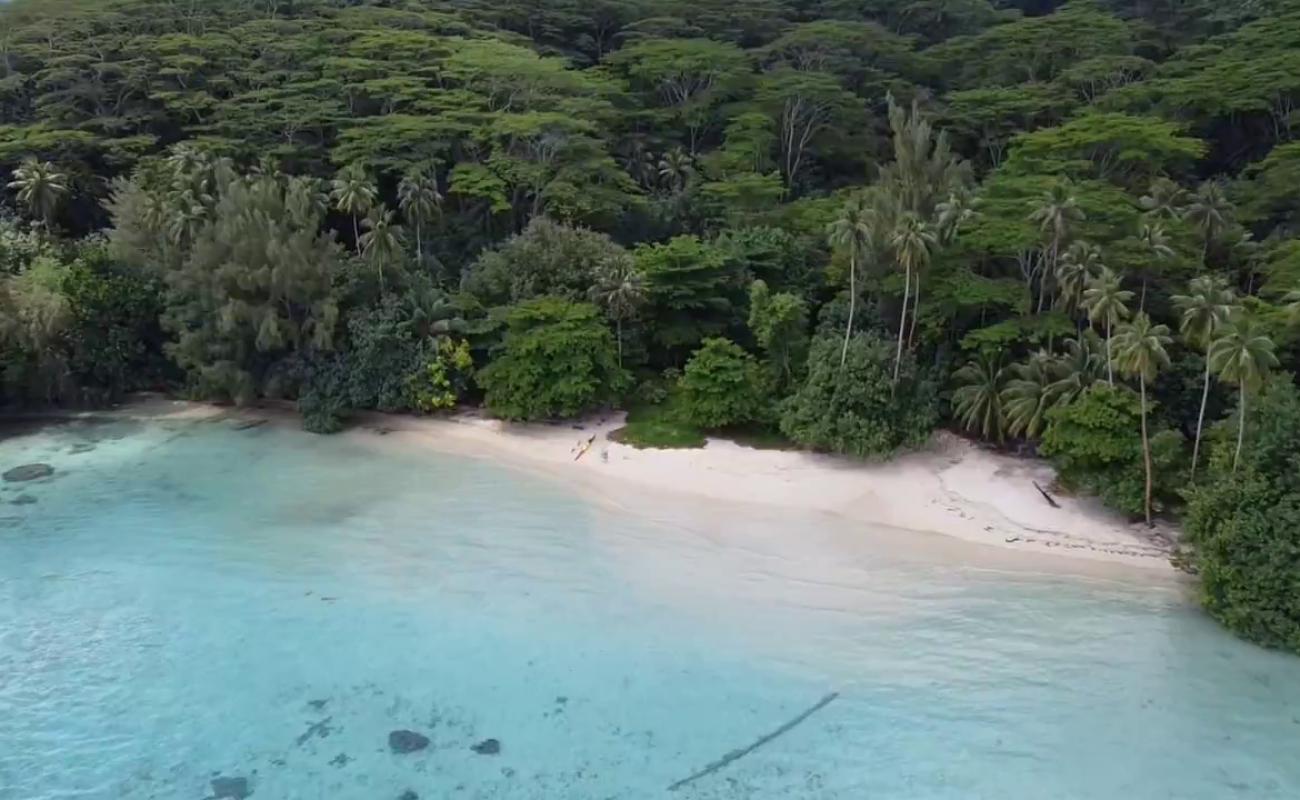 Foto de Plage Hana Iti con arena brillante superficie