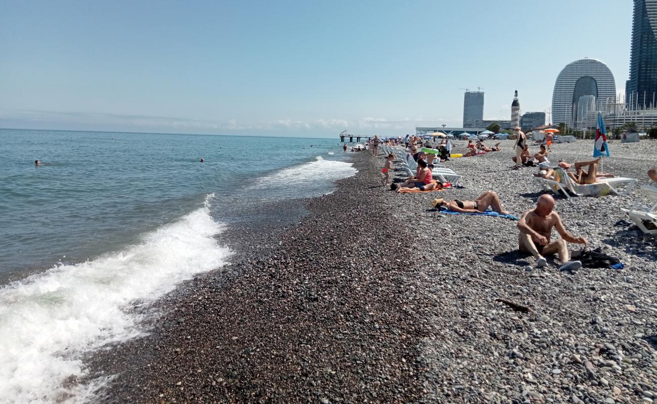 Foto de Batumi beach con guijarro ligero superficie