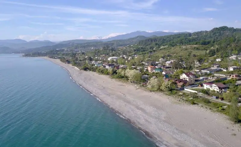 Foto de Tkhubuni beach con arena fina y guijarros superficie