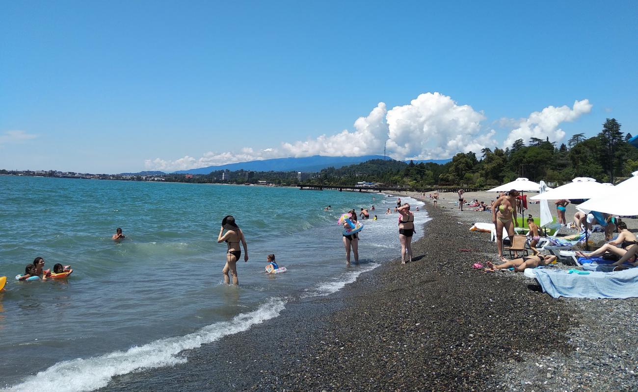 Foto de Naberezhnaya Sokhumi con arena fina y guijarros superficie