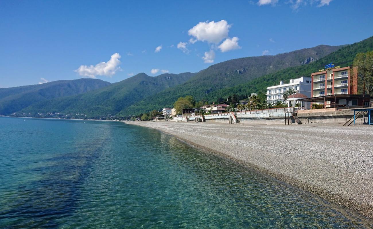 Foto de Gagra beach con guijarro ligero superficie