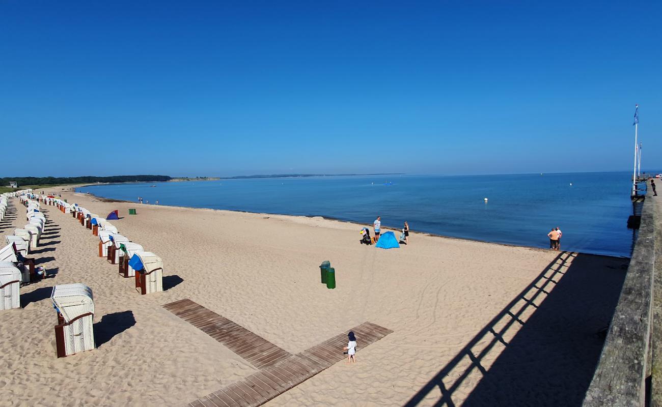 Foto de Weissenhauser Strand con arena brillante superficie