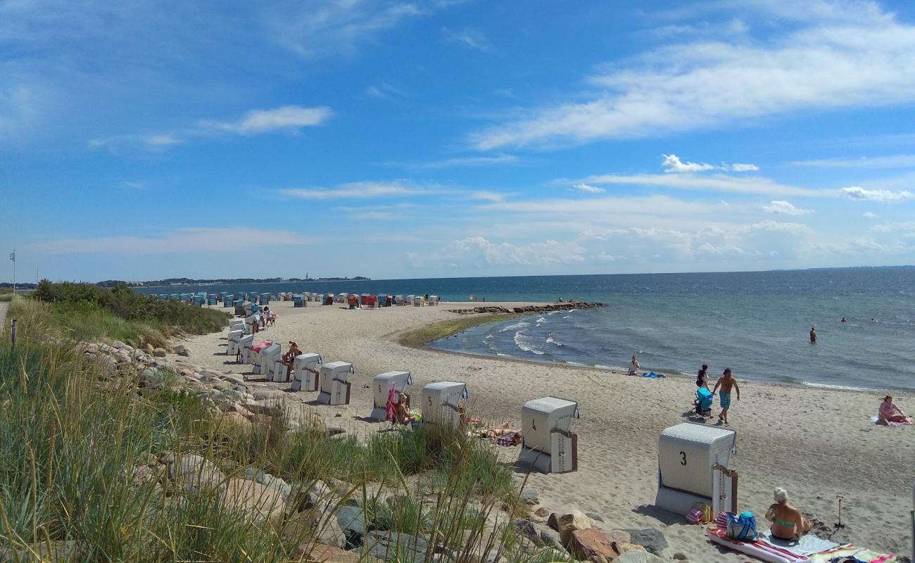 Foto de Sierksdorf strand con arena brillante superficie