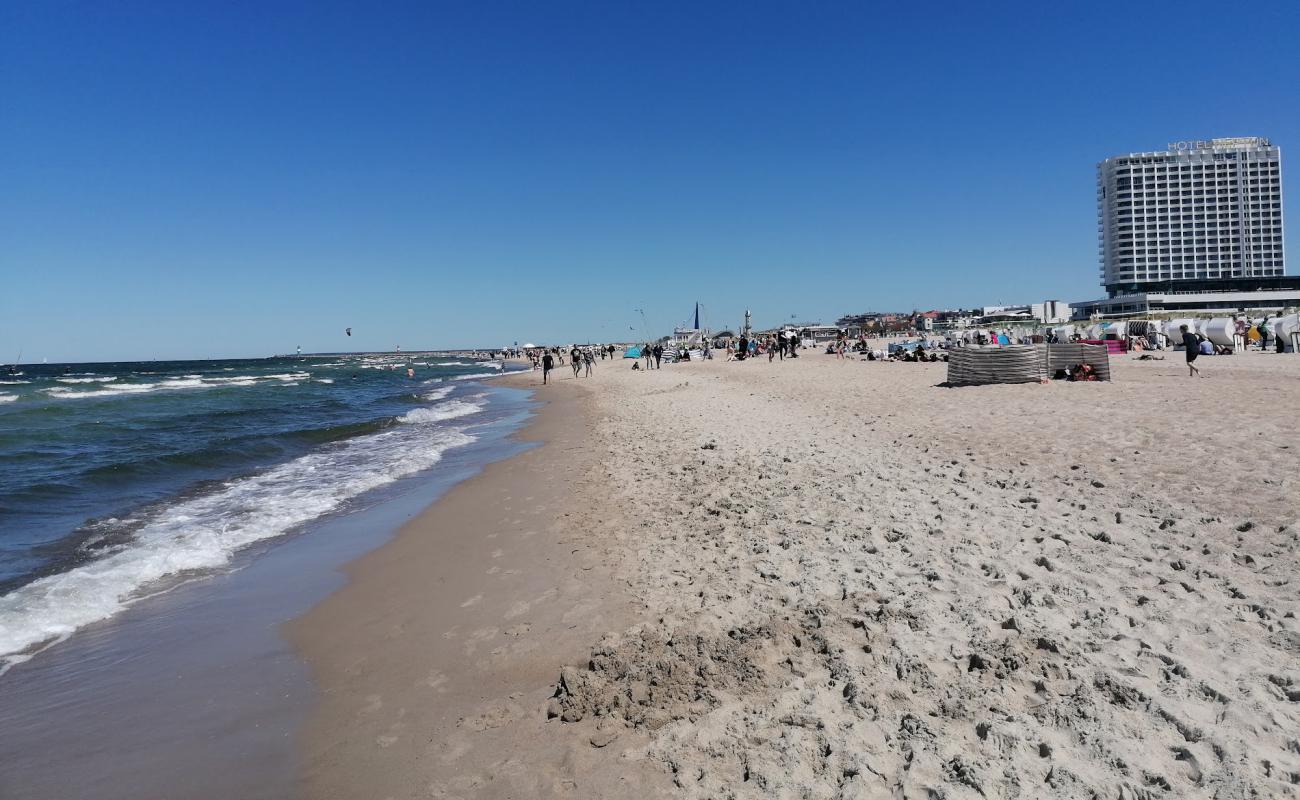 Foto de Playa de Warnemünde con arena brillante superficie