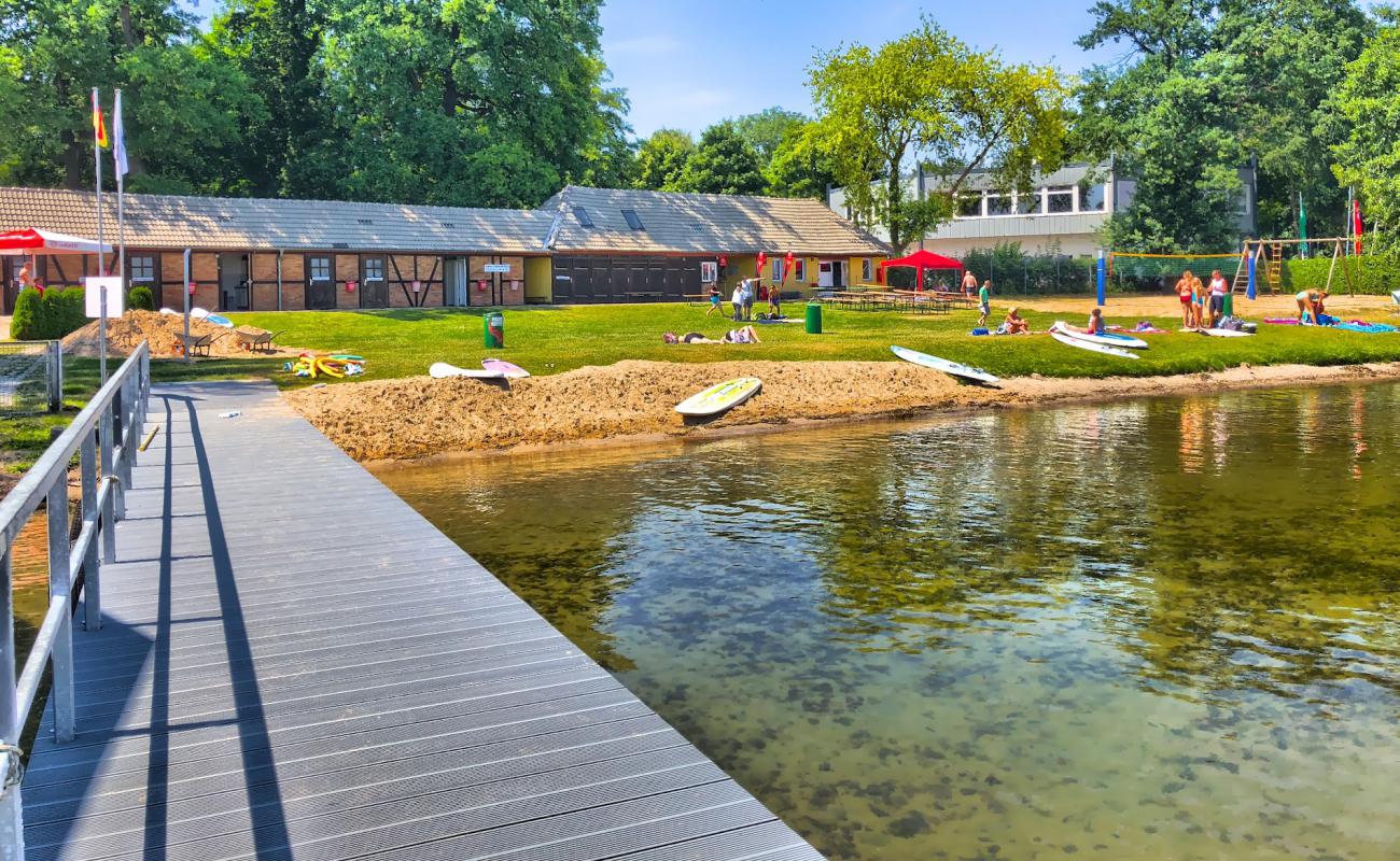 Foto de Freibad Kalkwerder Strand con hierba superficie