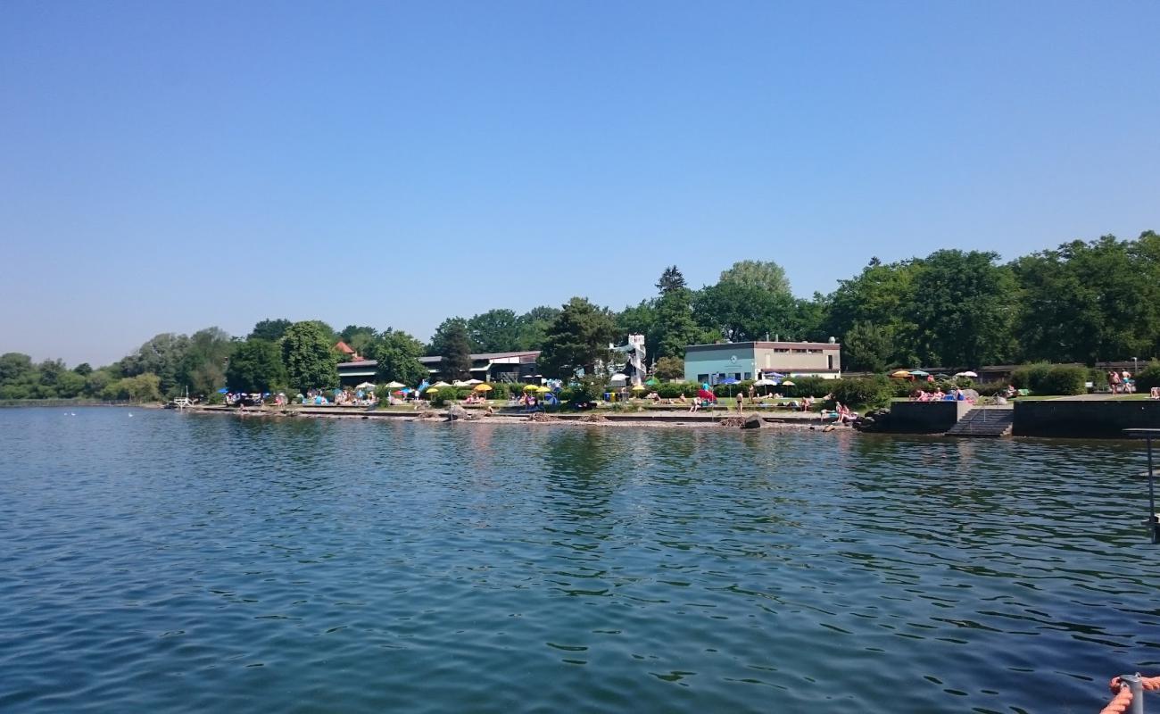 Foto de Strandbad Eichwald con arena gris y guijarros superficie