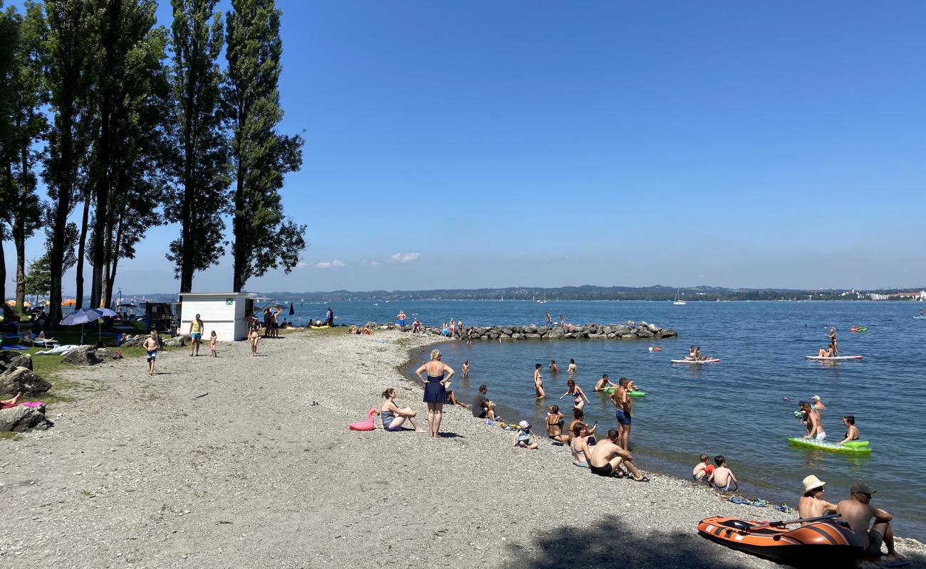 Foto de Strandbad Bregenz with Seehallenbad con guijarro gris superficie