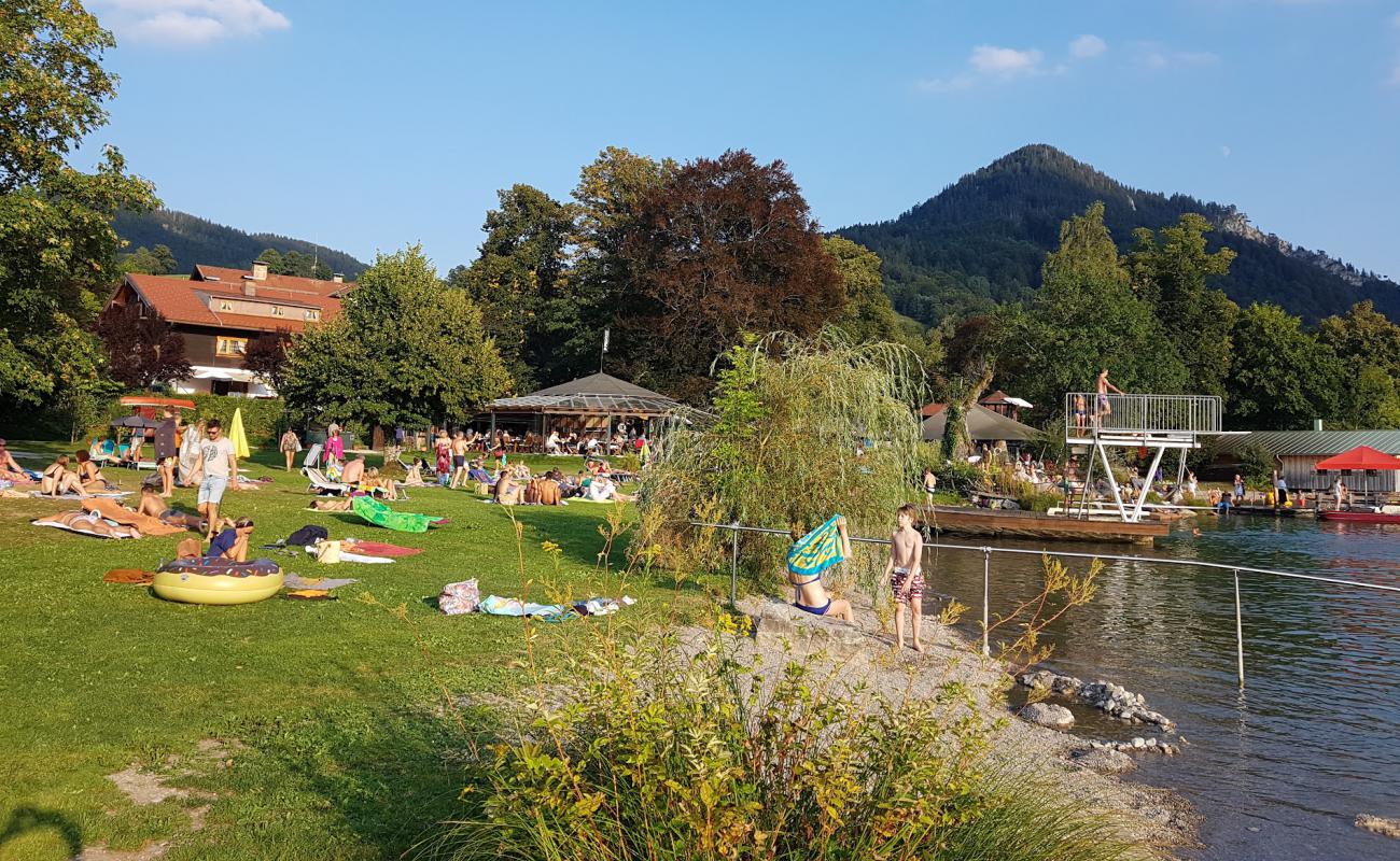 Foto de Strandbad Schliersee con hierba superficie