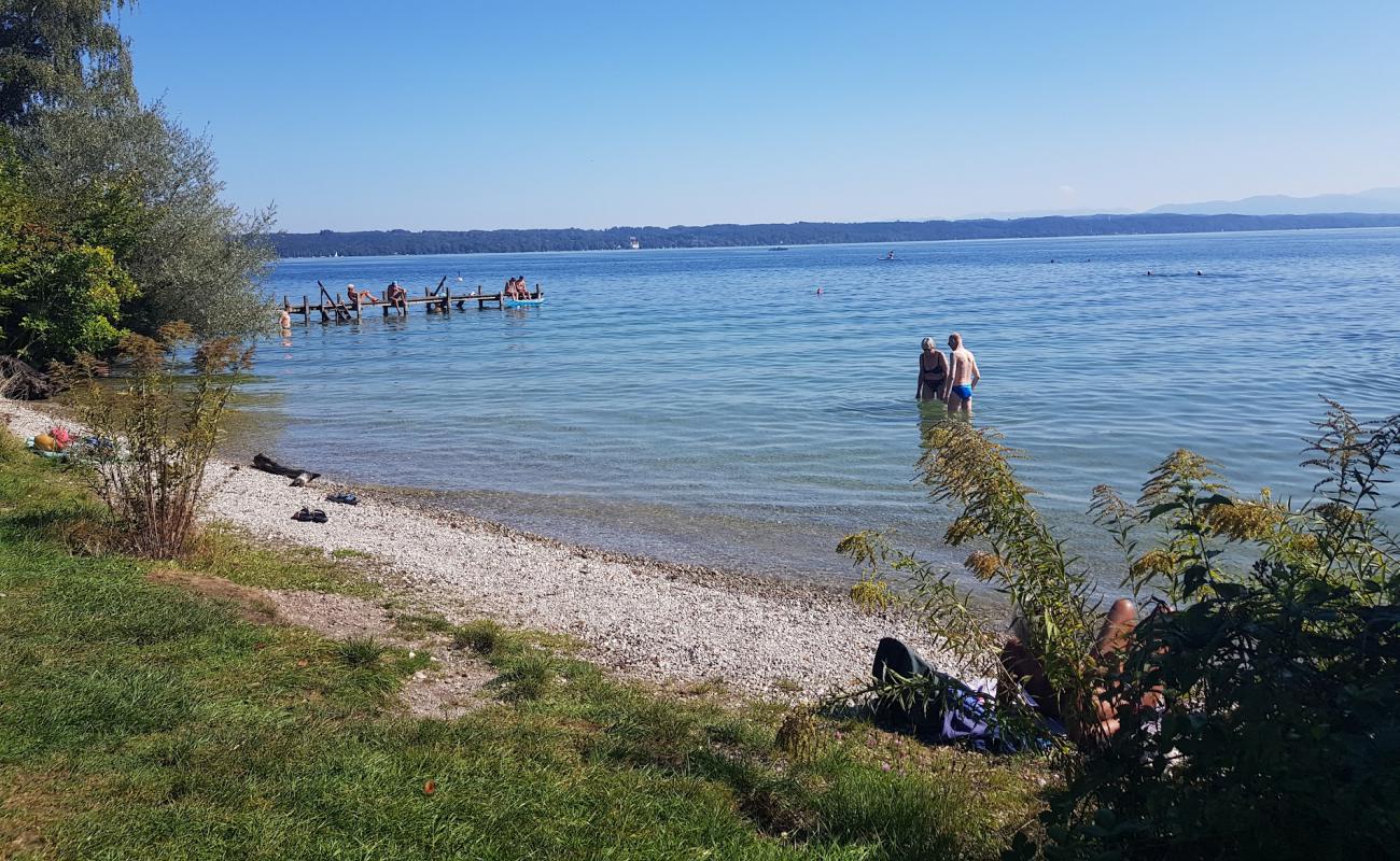 Foto de Freibad Garatshausen con guijarro ligero superficie