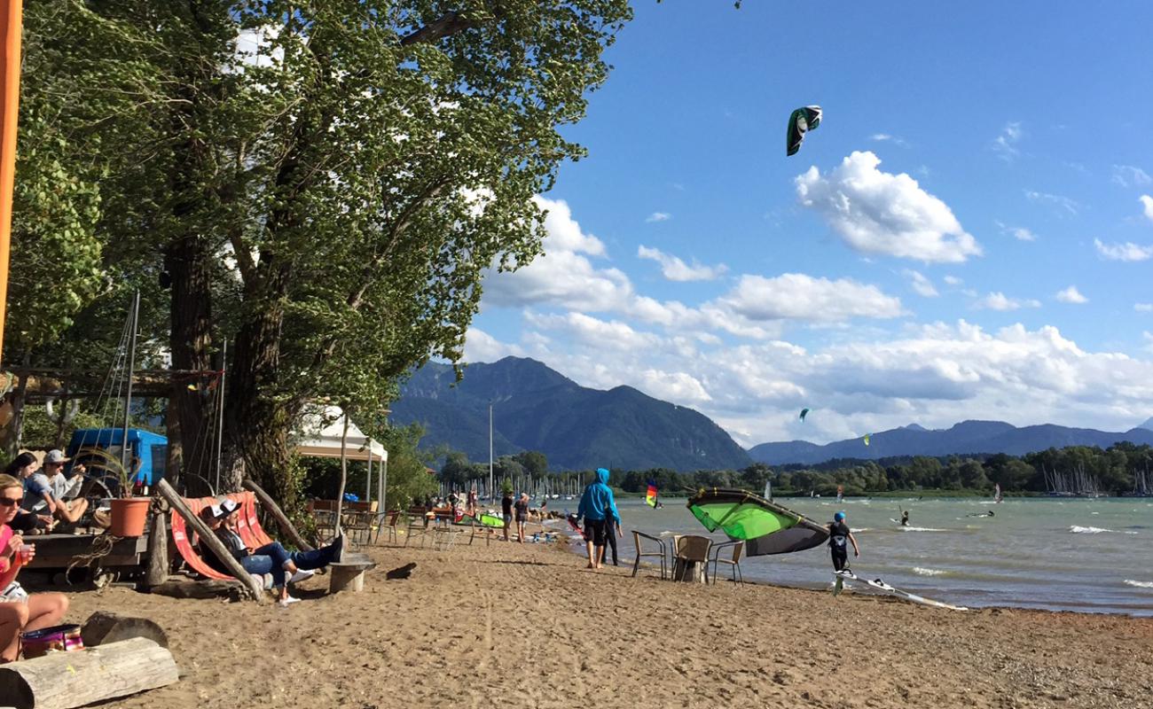 Foto de Strandbad Ubersee con guijarro ligero superficie