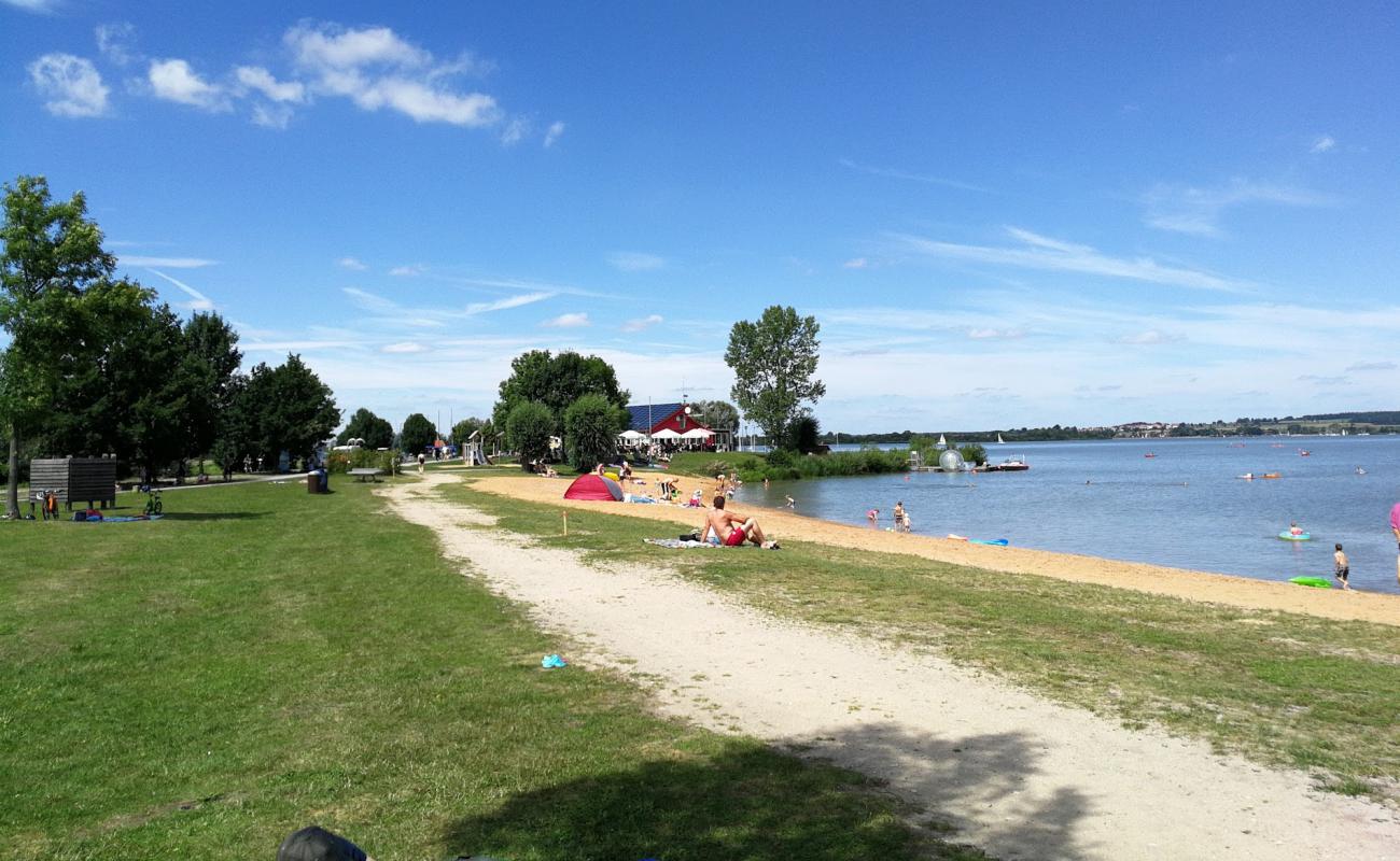 Foto de Sandstrand Altmuhlsee con arena brillante superficie