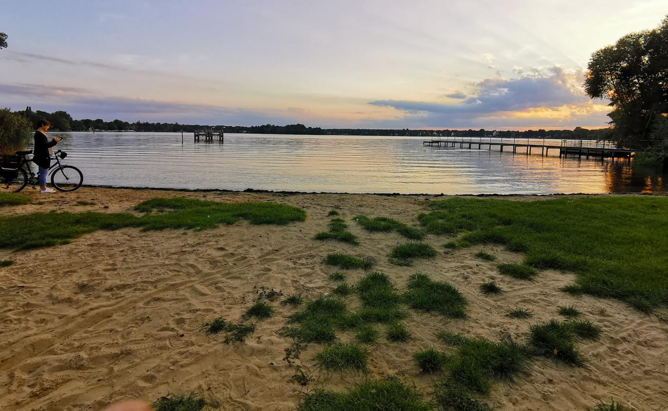 Foto de Erkner Beach con hierba superficie