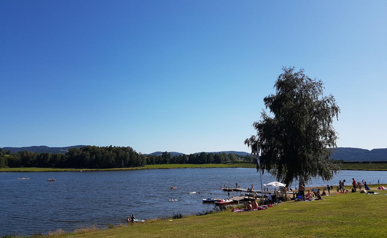 Foto de Perlseestrandbad con hierba superficie