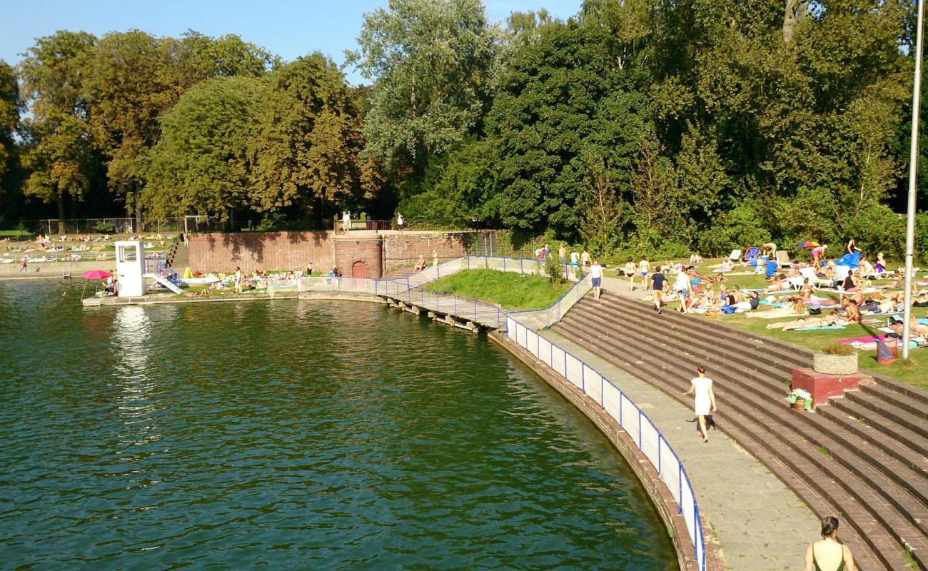 Foto de Naturbad Stadtparksee con hormigón superficie