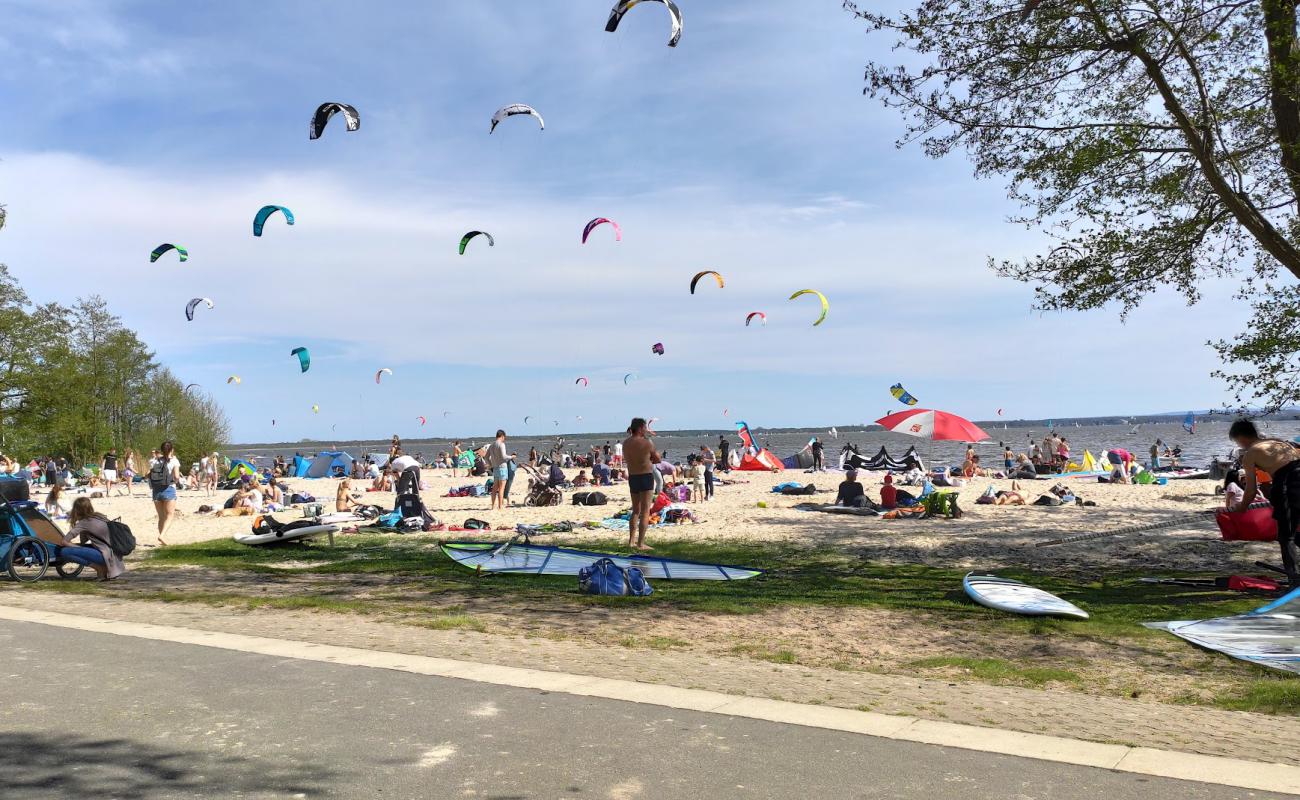 Foto de Surferstrand con arena brillante superficie