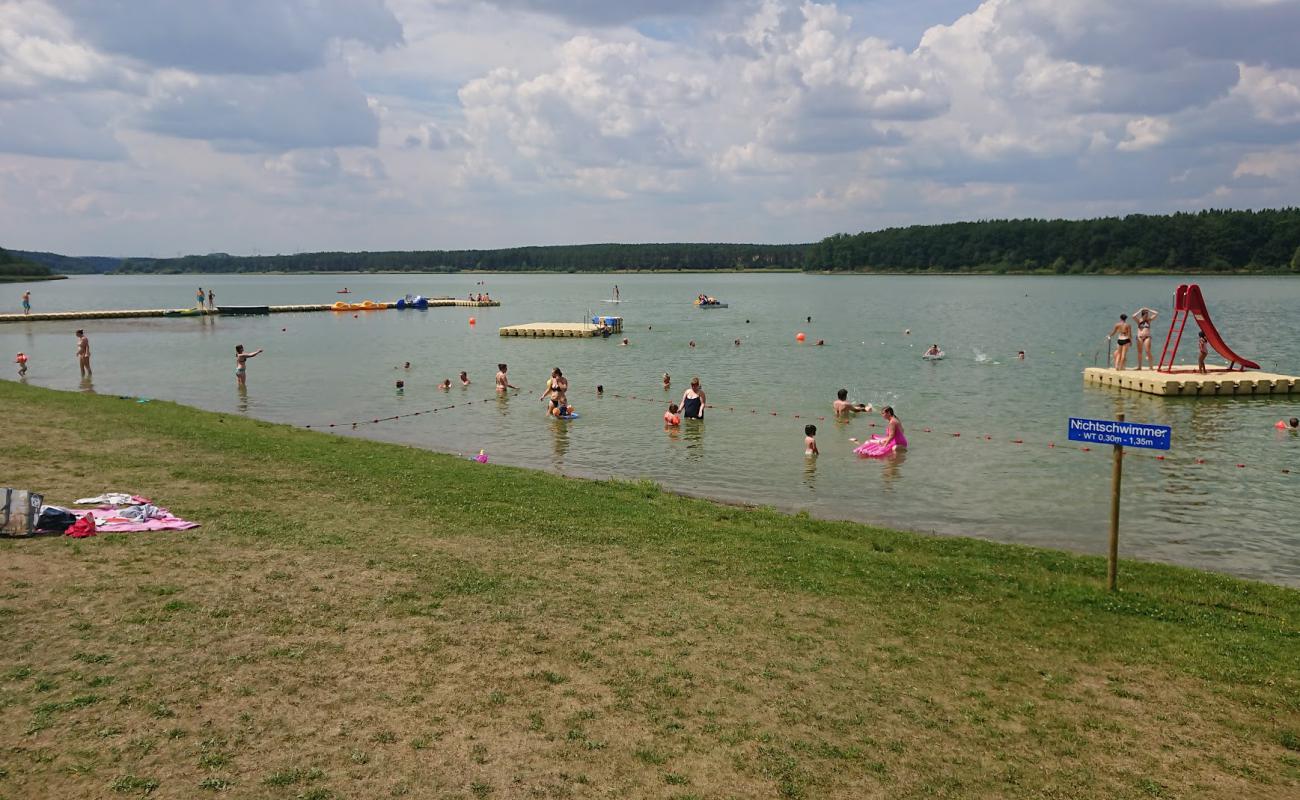 Foto de Strandbad Zeulenroda con hierba superficie