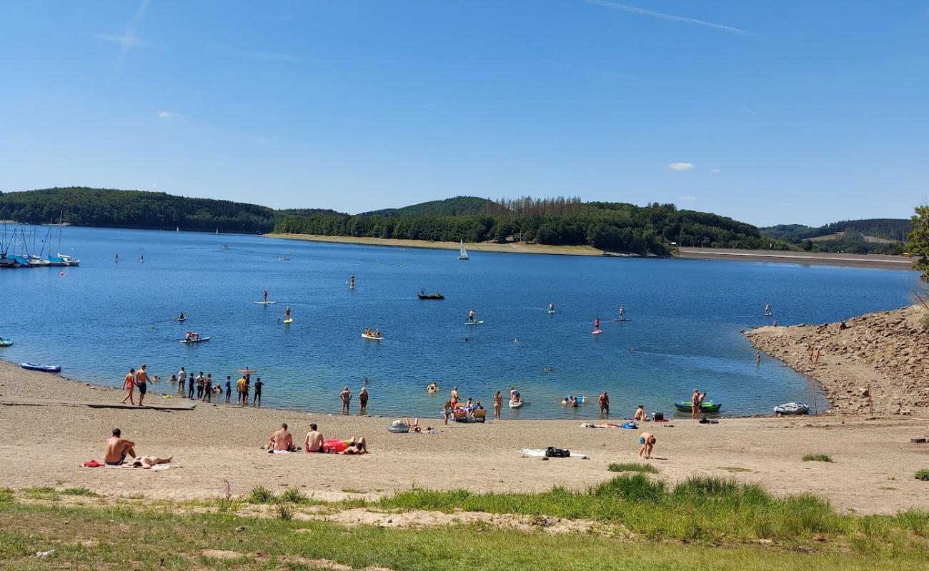 Foto de Badestelle Waldenburger Bucht con arena gris y guijarros superficie