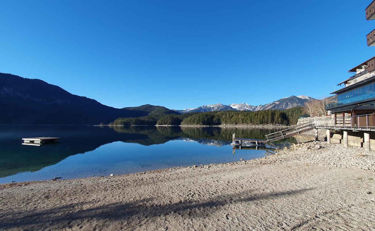 Foto de Eibsee Beach con arena brillante y rocas superficie