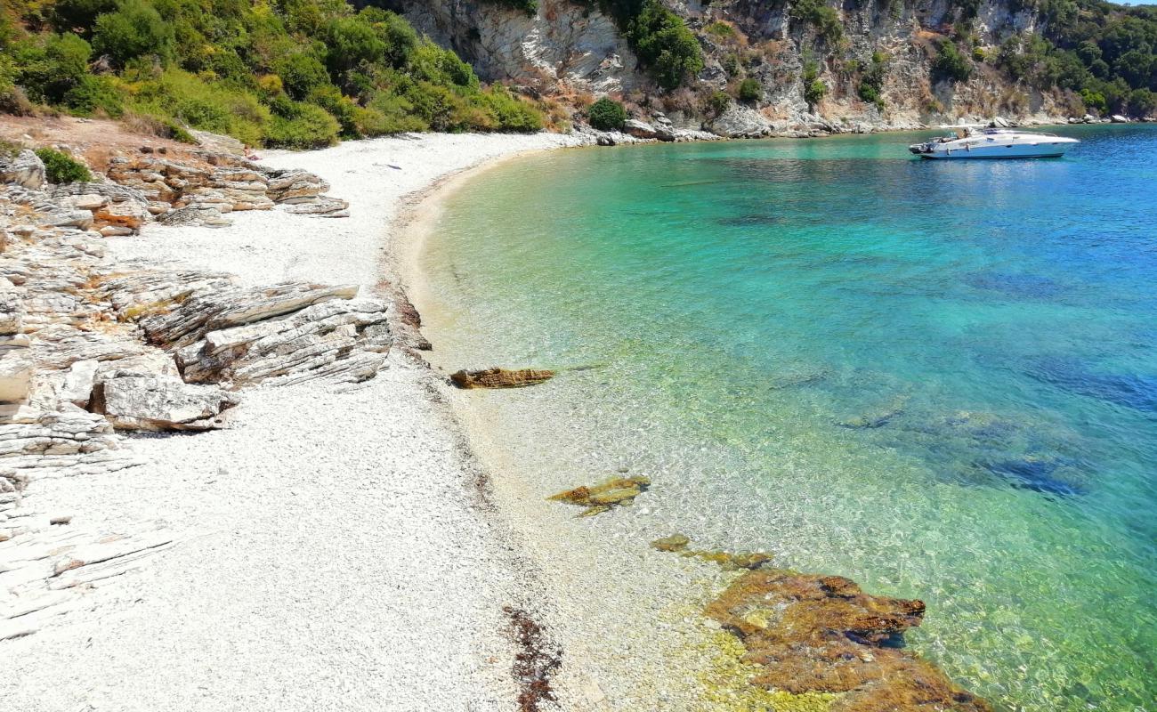 Foto de Korfu beach con guijarro fino blanco superficie