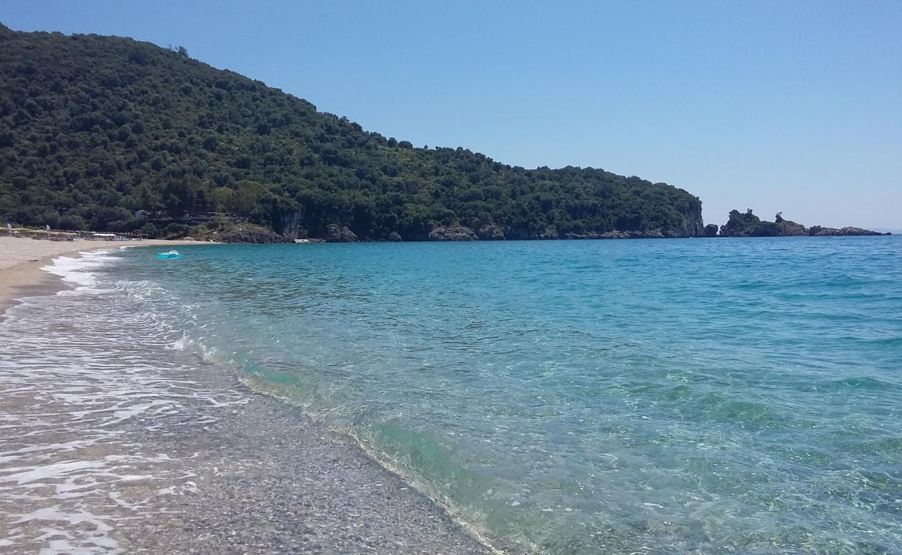 Foto de Kalami beach con arena de concha brillante superficie