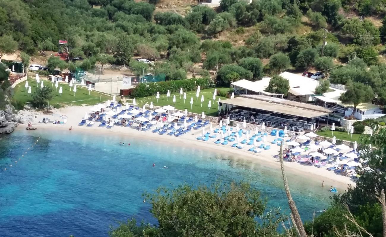 Foto de Playa de Mikri Ammos con guijarro fino blanco superficie