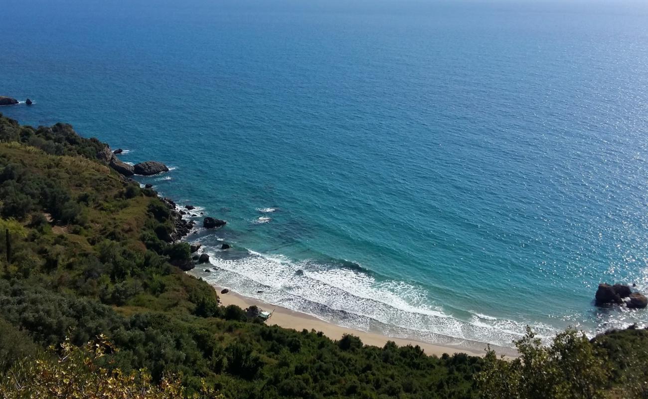 Foto de Prapa Mali beach con arena de concha brillante superficie