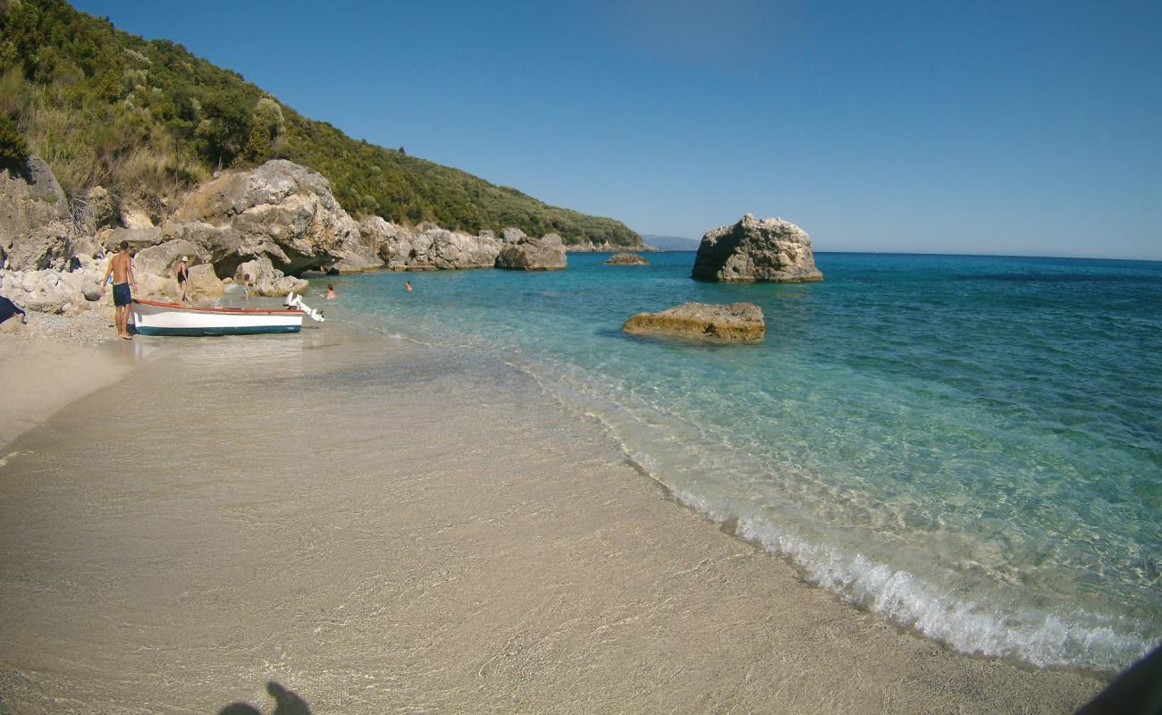 Foto de Agios Sostis beach con arena de concha brillante superficie