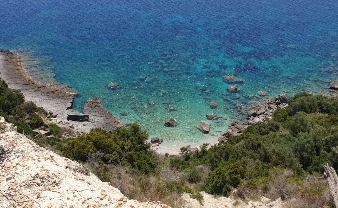 Foto de Plakero beach con arena de concha brillante superficie