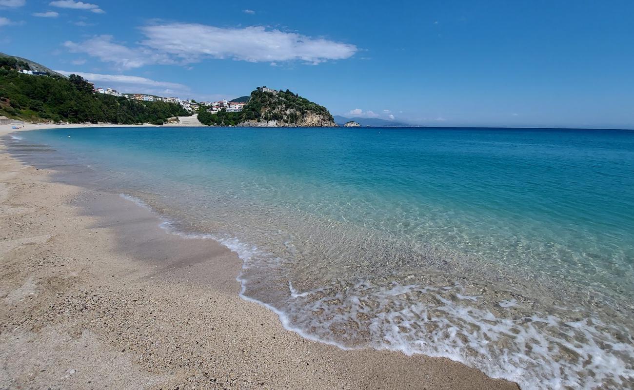 Foto de Playa de Valtos con arena de concha brillante superficie