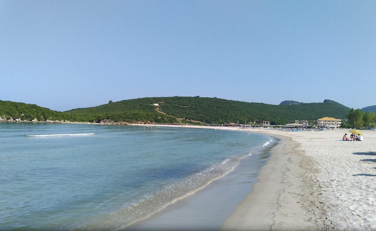 Foto de Playa de Ammoudia con arena blanca superficie