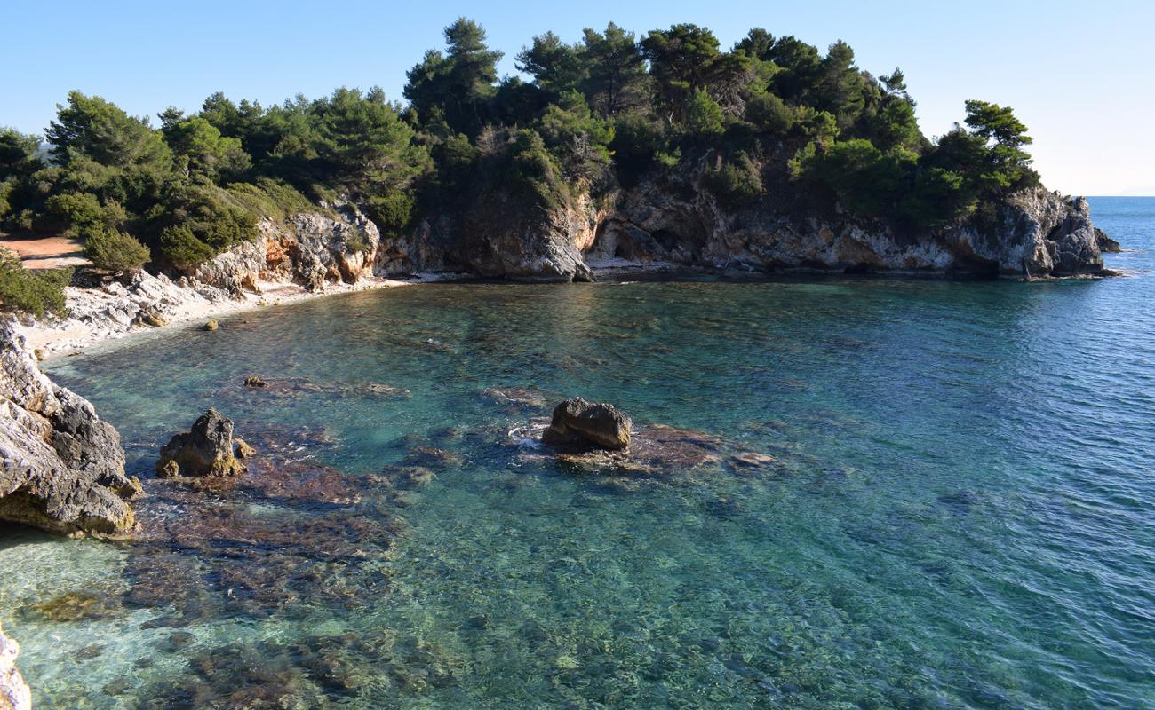 Foto de Amoni beach con piedra superficie