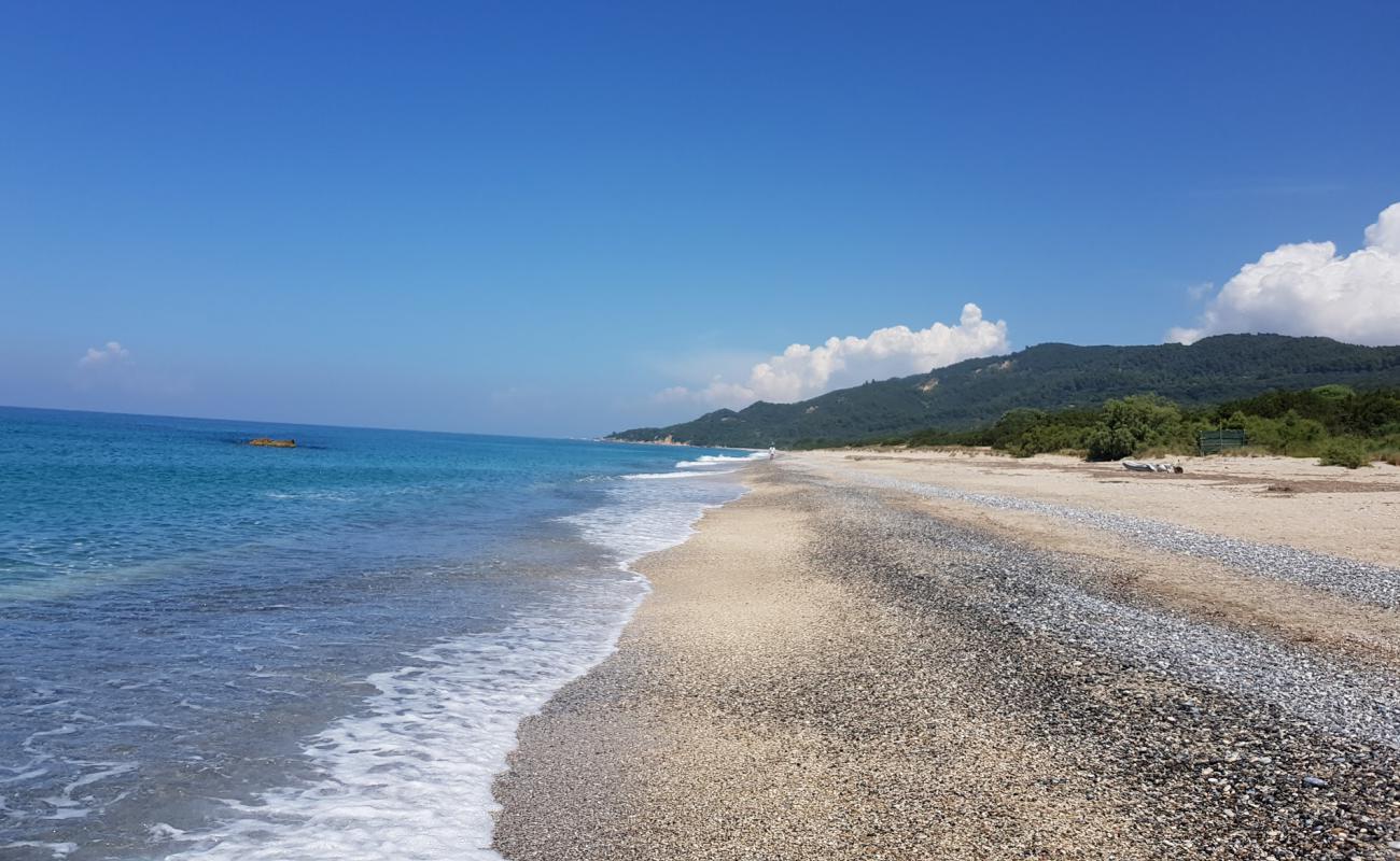 Foto de Lefka beach con arena fina y guijarros superficie