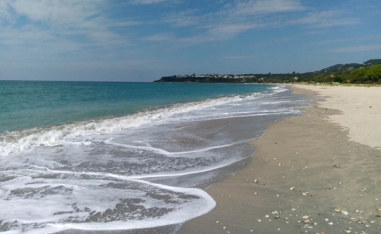 Foto de Kastrosykia beach con arena brillante superficie